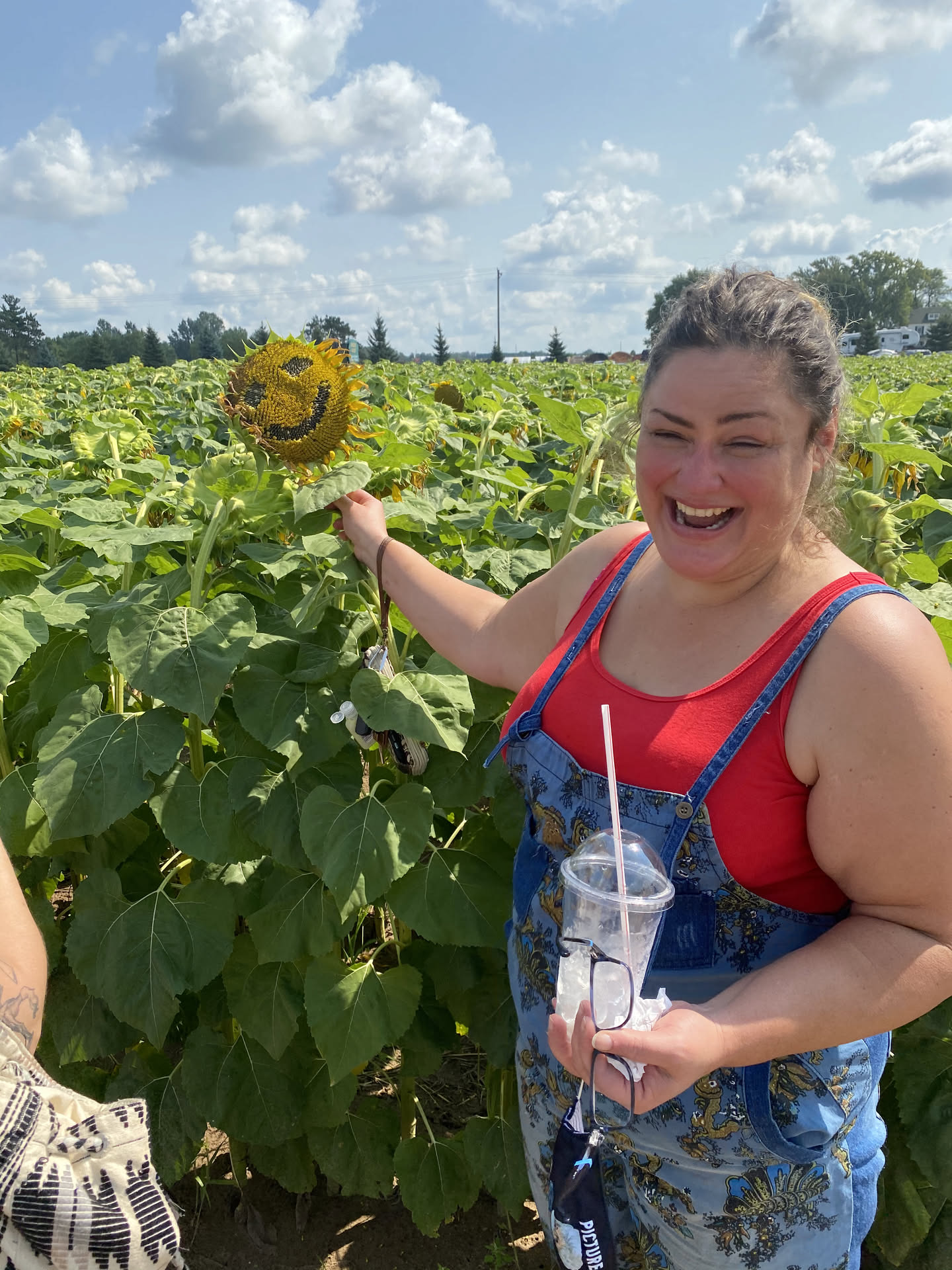 Fayemarie smiling in a sunflower field